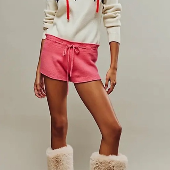 New Cashmere Free People Why We Cozy Up Med 8/10 Dark Pink Mini Shorts - Picture 2 of 8